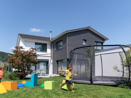 Gesamtleistung Anbau an bestehendes Einfamilienhaus in Holzelementbauweise mit einer vorvergrauten, horizontalen Holzfassade Gesamtleistung Anbau an bestehendes Einfamilienhaus in Holzelementbauweise mit einer vorvergrauten, horizontalen Holzfassade