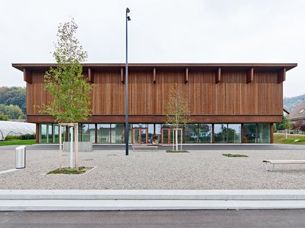 Doppelturnhalle in Elementbauweise mit einer hinterlüfteten, druckimprägnierten Weisstannefasse im Minergie-Eco Standard 