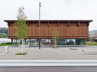 Doppelturnhalle in Elementbauweise mit einer hinterlüfteten, druckimprägnierten Weisstannefasse im Minergie-Eco Standard 