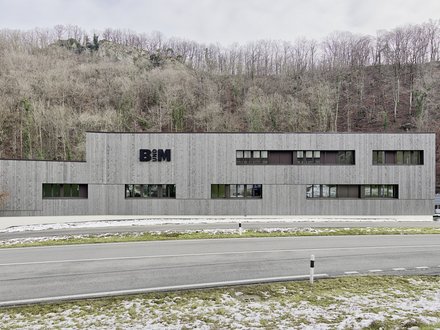 Gesamtleistung Elementbau Densbüren Neubau Bürogebäude Holzfassade vorvergraut