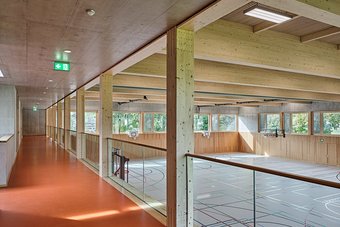 Turnhalle mit Brettschichtholz-Binderkonstruktion und Dachelementen in Schweizer-Holz