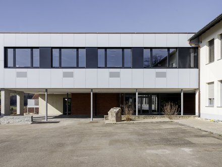 Fassadenbau Erweiterung Schulhaus Oeschgen Fassadenbau Erweiterung Schulhaus Oeschgen