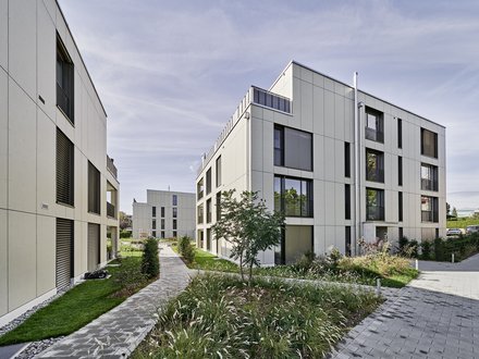 Arealüberbauung in Hybridbauweise grossformatige Fassadenplatten Faserzement