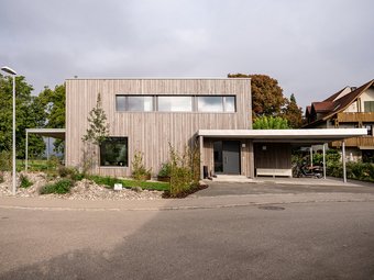 Einfamilienhaus in Elementbauweise mit hinterlüfteter vertikalmontierter Weisstannenfassade mit Effektlasur