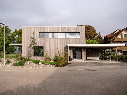 Einfamilienhaus in Elementbauweise mit hinterlüfteter vertikalmontierter Weisstannenfassade mit Effektlasur