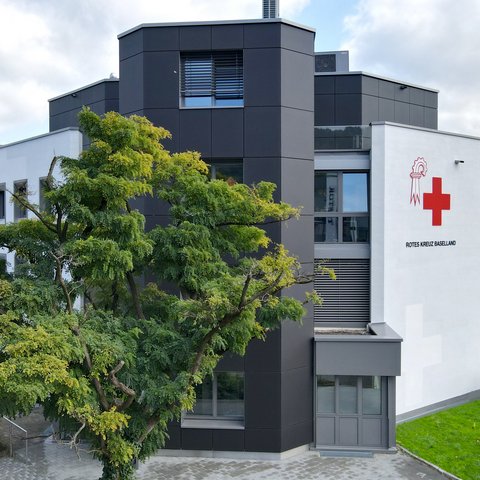 Fassadensanierung Photovoltaik Liestal SRK Bürogebäude 