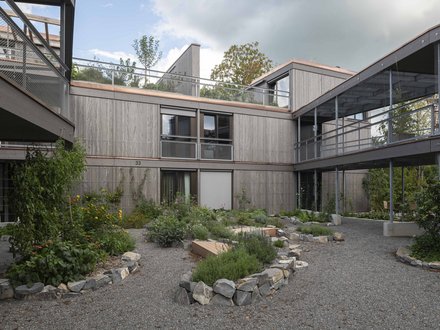 Mehrfamilienhäuser in Holzelementbauweise mit vorvergrauter Fichtenschalung