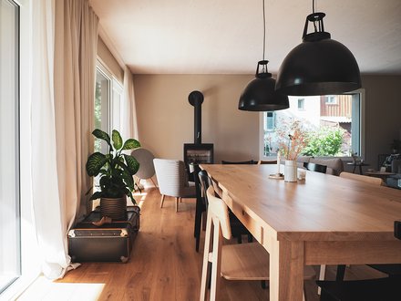 Holzhaus sichtbarer Holzdecke 