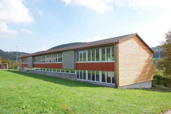 Dämmung von Dach, neue Bedachung mit Tonziegel, Giebelwanddämmung und Verkleidung mit Lärchenschalung aus dem Fricktal. Photovoltaik-Anlage.