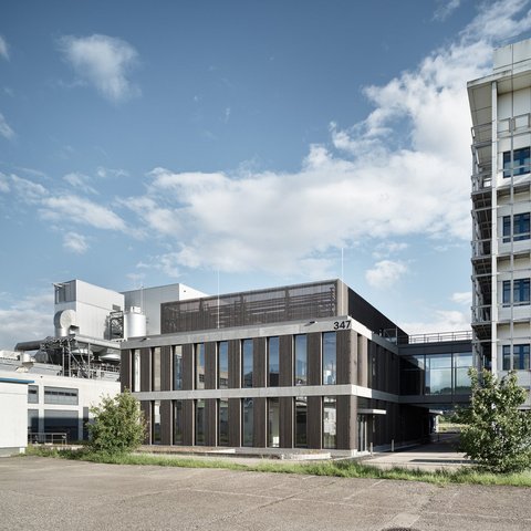 Fassadenbau Sisseln DSM Neubau Laborgebäude Holzfassade Glasfaserbeton