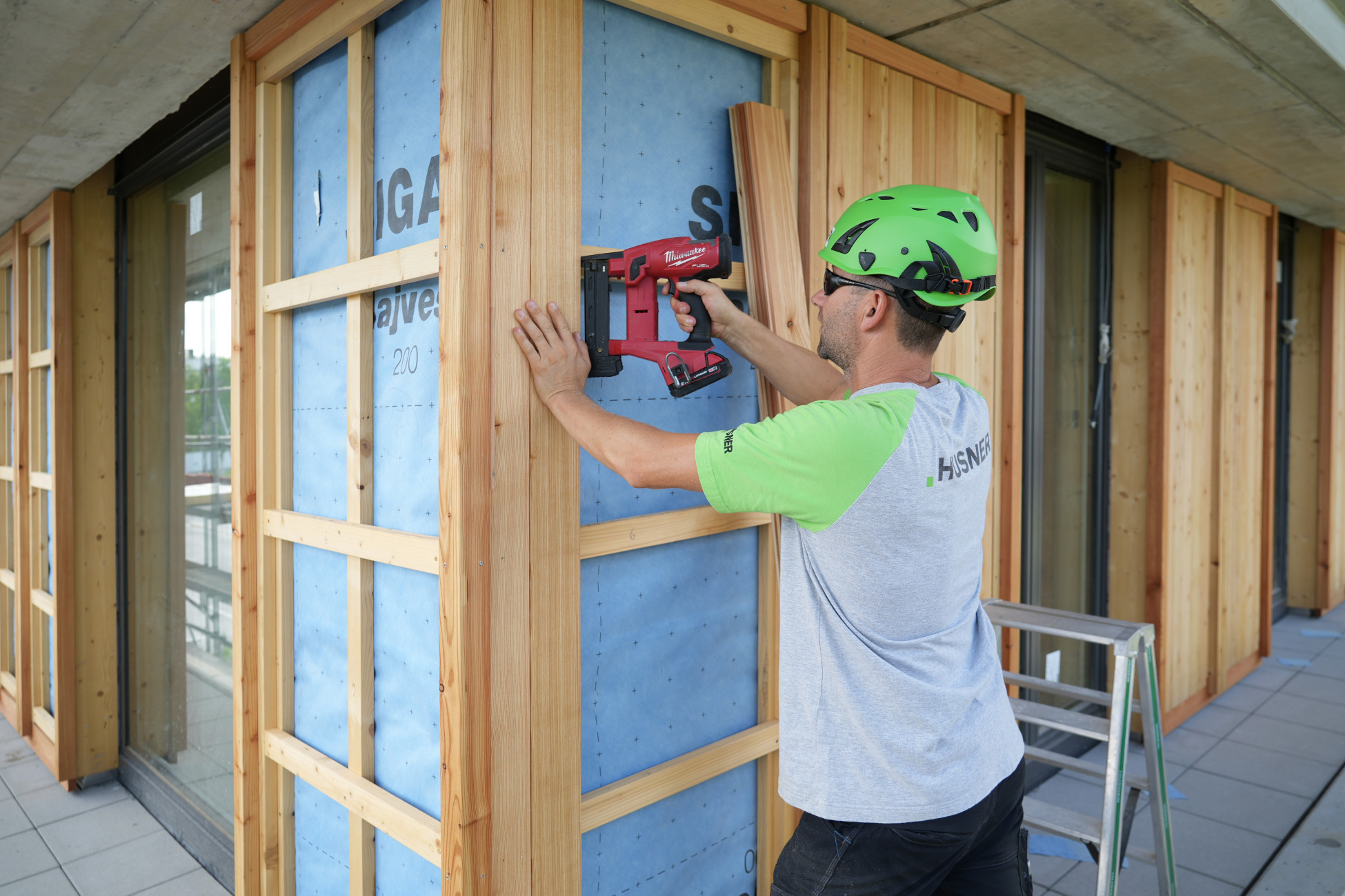 Aarau Fassadenbau Neubau MFH Scheibenachen Montage Holzfassade
