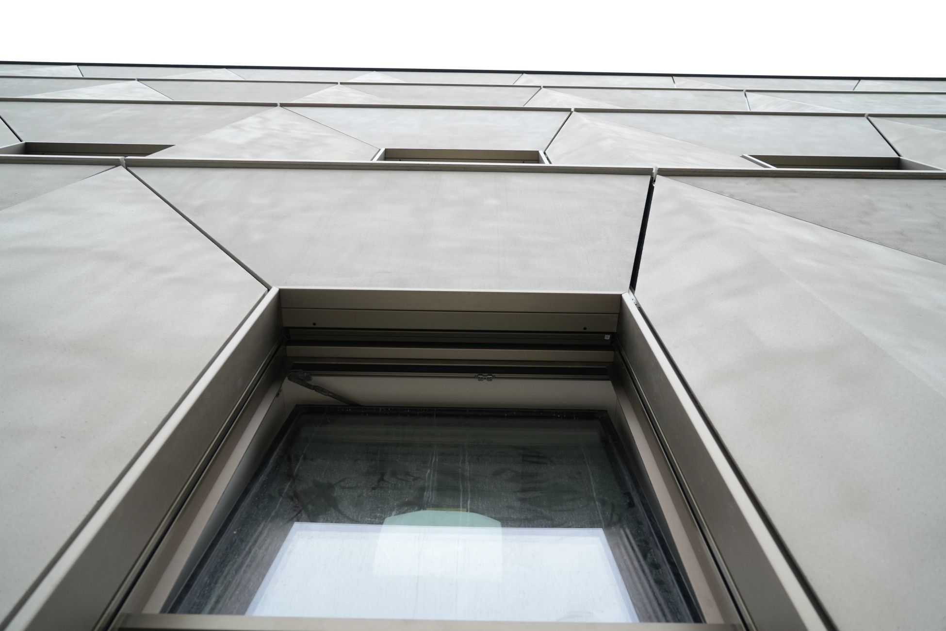 Fassadenbau Luzern Raiffeisenbank Energetische Fassadensanierung Glasfaserbeton dreidimensionale Geometrie