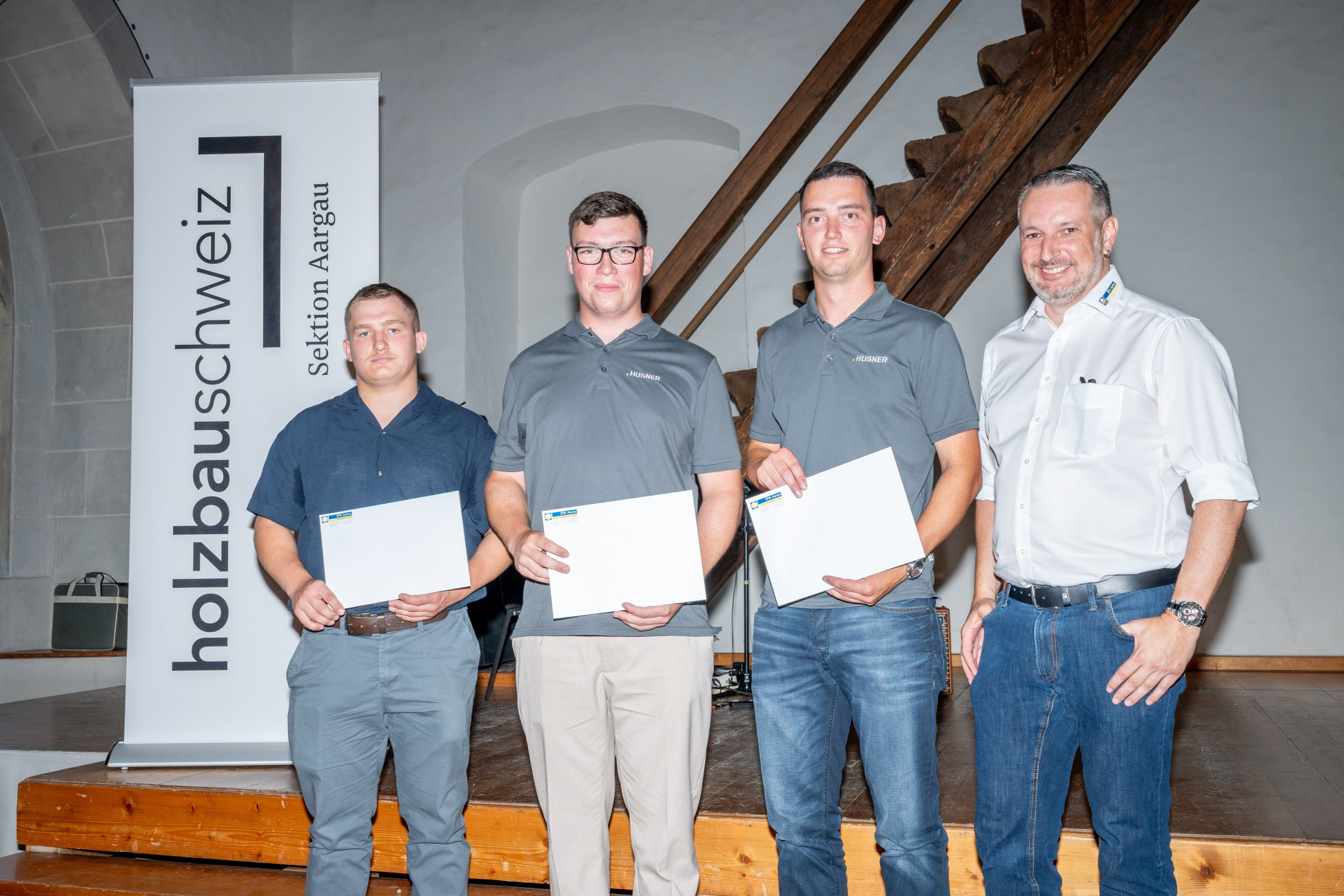 QV Diplomübergabe Holzbau Schweiz Sektion Aargau  QV Diplomübergabe Holzbau Schweiz Sektion Aargau HUSNER AG Holzbau 1. und 2. Rang