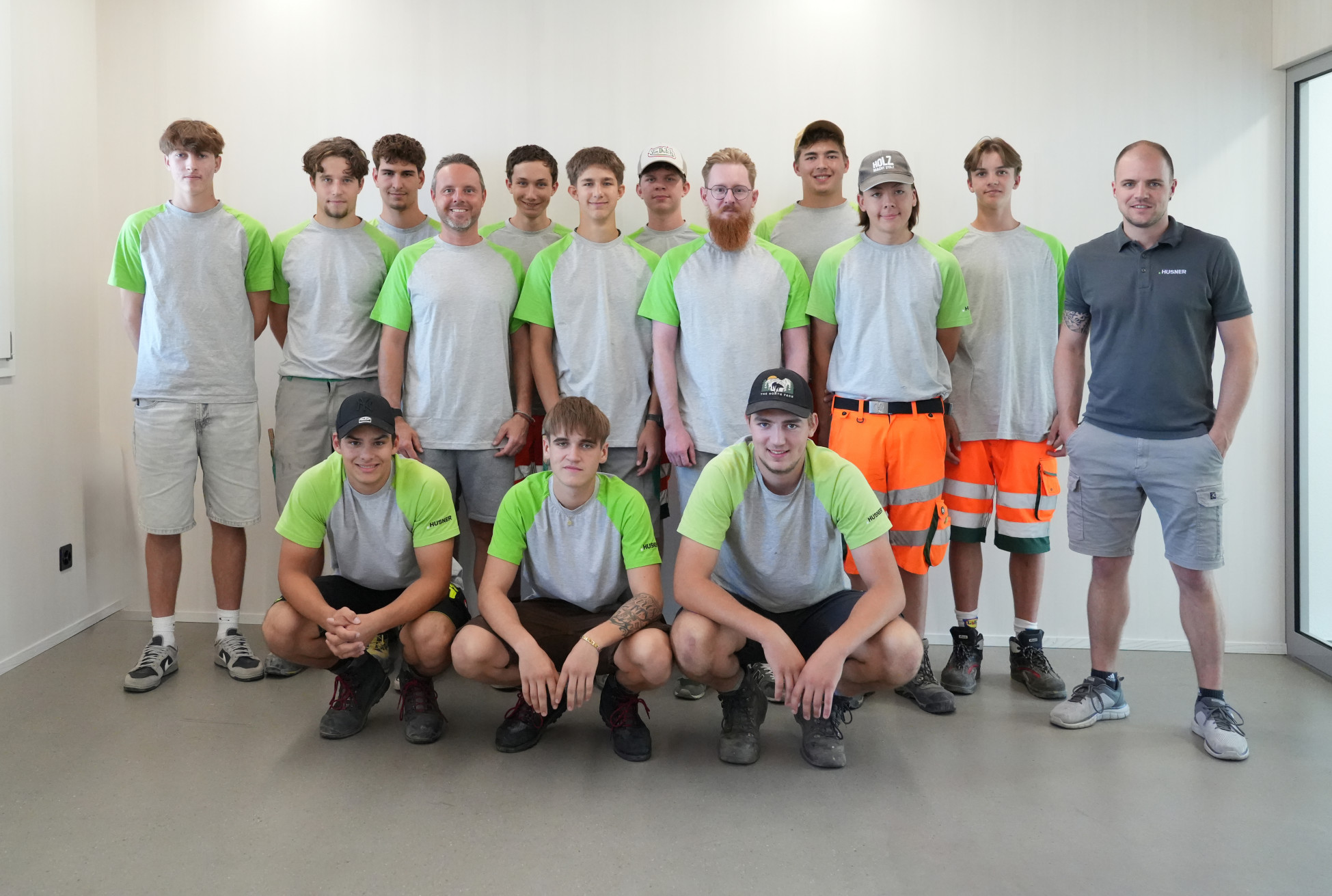 Lehrbeginn Ausbildungstag Zimmermann EFZ HUSNER Lehrbeginn Ausbildungstag Zimmermann EFZ HUSNER